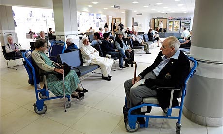 Older-patients-wait-in-a--007